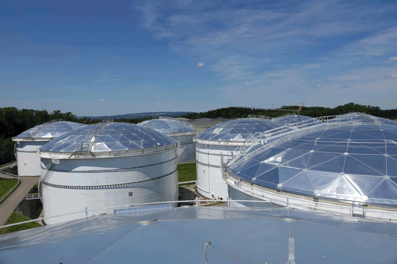 Toits-dômes géodésiques en aluminium installés sur des bacs de stockage