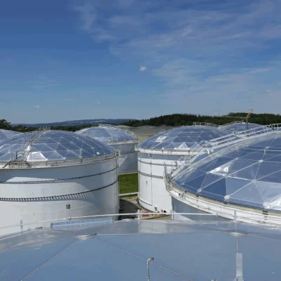 Techos domos geodésicos de aluminio instalados sobre tanques de almacenamiento